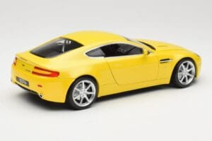 Aston Martin V8 Vantage Amarelo Hot Wheels 1:18 G7159 Metal - imagem 3 de 8