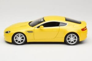 Aston Martin V8 Vantage Amarelo Hot Wheels 1:18 G7159 Metal - imagem 4 de 8