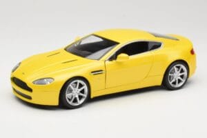 Aston Martin V8 Vantage Amarelo Hot Wheels 1:18 G7159 Metal