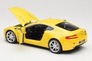 Aston Martin V8 Vantage Amarelo Hot Wheels 1:18 G7159 Metal - imagem 5 de 8