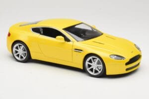 Aston Martin V8 Vantage Amarelo Hot Wheels 1:18 G7159 Metal - imagem 6 de 8