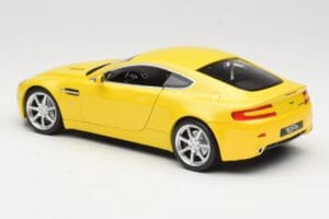 Aston Martin V8 Vantage Amarelo Hot Wheels 1:18 G7159 Metal - imagem 7 de 8