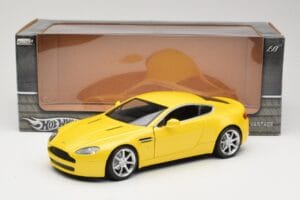 Aston Martin V8 Vantage Amarelo Hot Wheels 1:18 G7159 Metal - imagem 8 de 8