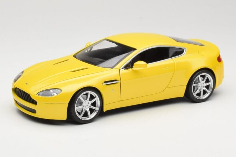 Aston Martin V8 Vantage Amarelo Hot Wheels 1:18 G7159 Metal