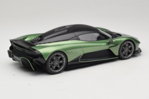 Aston Martin Valhalla Iridescent Emerald Green GT Spirit 1:18 GT558 Resina - imagem 2 de 6