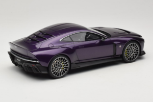 Aston Martin Valour Azul Escuro GT Spirit 1:18 GT944 Resina - imagem 2 de 6