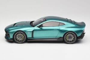 Aston Martin Valour Racing Green GT Spirit 1:18 GT480 Resina - imagem 3 de 6