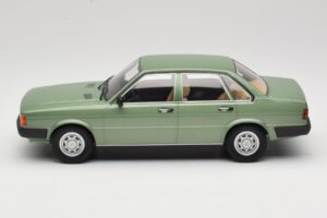 Audi 80 B2 Verde MCG 1:18 MCG18525 Metal - imagem 3 de 6