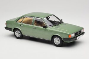 Audi 80 B2 Verde MCG 1:18 MCG18525 Metal - imagem 4 de 6