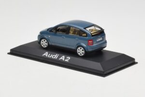 Audi A2 Blue Metallic Minichamps 1:43 20022200748005 Metal - imagem 3 de 4