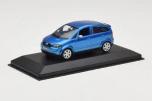 Audi A2 Light Blue Metallic Minichamps 1:43 AUDI007 Metal - imagem 2 de 4
