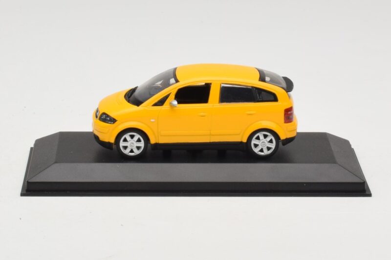 Audi A2 8Z Amarelo Minichamps 1:43 AUDI005 Metal