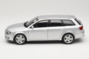 Audi A4 B7 3.2 Quattro Avant Prata Minichamps 1:18 5010404215 Metal - imagem 4 de 8