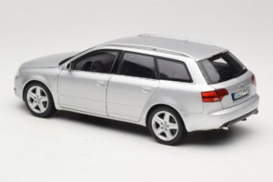 Audi A4 B7 3.2 Quattro Avant Prata Minichamps 1:18 5010404215 Metal - imagem 7 de 8