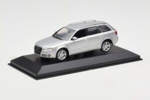 Audi A4 B7 Avant Prata Minichamps 1:43 AUDI009 Metal - imagem 2 de 4