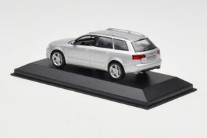 Audi A4 B7 Avant Prata Minichamps 1:43 AUDI009 Metal - imagem 3 de 4