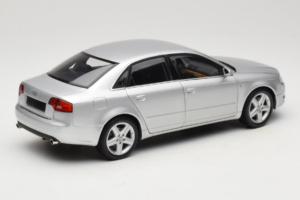 Audi A4 B7 Prata Minichamps 1:18 100014402 Metal - imagem 3 de 8