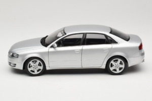 Audi A4 B7 Prata Minichamps 1:18 100014402 Metal - imagem 4 de 8
