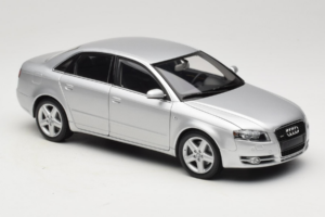 Audi A4 B7 Prata Minichamps 1:18 100014402 Metal - imagem 6 de 8