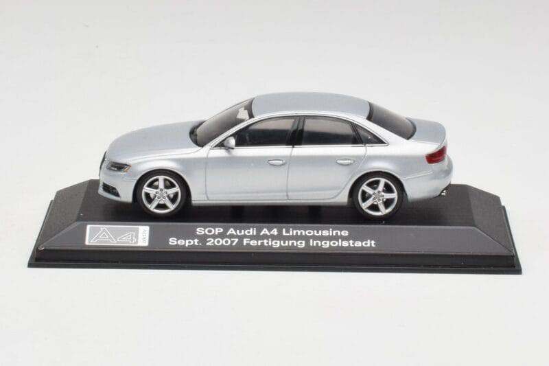 Audi A4 B8 3.2 Quattro Ice Prata Minichamps 1:43 5010704113 Metal