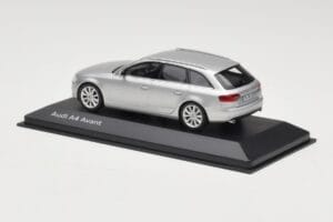 Audi A4 B8 Avant Ice Silver Minichamps 1:43 5011204213 Metal - imagem 3 de 4