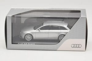 Audi A4 B8 Avant Ice Silver Minichamps 1:43 5011204213 Metal - imagem 4 de 4