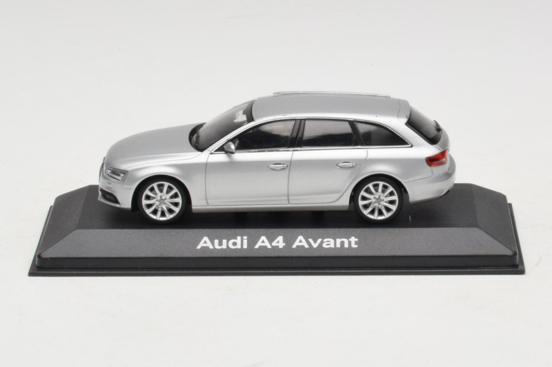 Audi A4 B8 Avant Ice Silver Minichamps 1:43 5011204213-R1 Metal