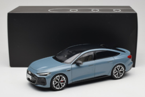 Audi A5L Sportback Azul Acinzentado OEM 1:18 ZAM60004B Metal - imagem 8 de 8
