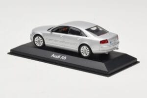 Audi A8 D3 Prata Clara Minichamps 1:43 5010508113 Metal - imagem 3 de 4
