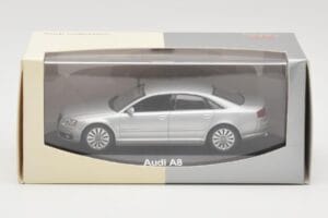 Audi A8 D3 Prata Clara Minichamps 1:43 5010508113 Metal - imagem 4 de 4