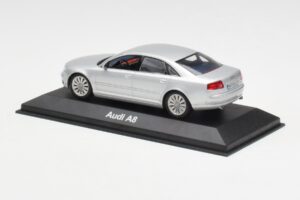 Audi A8 D3 Prata Minichamps 1:43 20000001386001 Metal - imagem 3 de 4