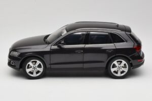 Audi Q5 8R Lava Grey Kyosho 1:18 09242LG Metal - imagem 4 de 8