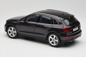 Audi Q5 8R Lava Grey Kyosho 1:18 09242LG Metal - imagem 7 de 8