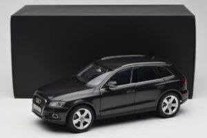 Audi Q5 8R Lava Grey Kyosho 1:18 09242LG Metal - imagem 8 de 8