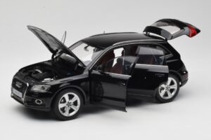Audi Q5 8R Phantom Black Kyosho 1:18 09242BK Metal - imagem 2 de 8