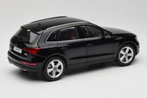 Audi Q5 8R Phantom Black Kyosho 1:18 09242BK Metal - imagem 3 de 8