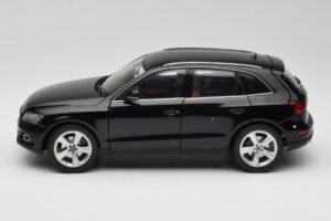 Audi Q5 8R Phantom Black Kyosho 1:18 09242BK Metal - imagem 4 de 8