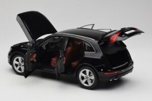 Audi Q5 8R Phantom Black Kyosho 1:18 09242BK Metal - imagem 5 de 8