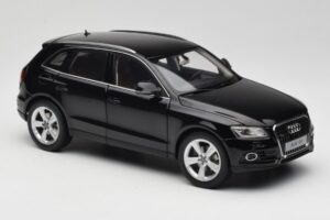 Audi Q5 8R Phantom Black Kyosho 1:18 09242BK Metal - imagem 6 de 8