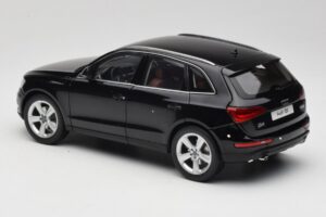 Audi Q5 8R Phantom Black Kyosho 1:18 09242BK Metal - imagem 7 de 8