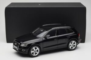 Audi Q5 8R Phantom Black Kyosho 1:18 09242BK Metal - imagem 8 de 8