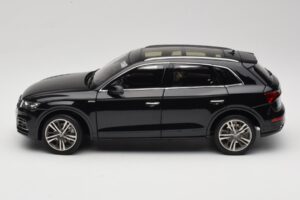 Audi Q5L FY Preto Paudi Model 1:18 26732 Metal - imagem 4 de 8