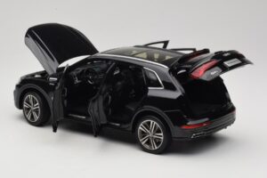 Audi Q5L FY Preto Paudi Model 1:18 26732 Metal - imagem 5 de 8