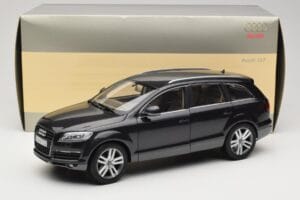 Audi Q7 4L Lava Grey Minichamps 1:18 5010507625 Metal - imagem 8 de 8
