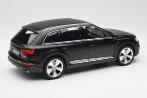 Audi Q7 4M Preto Mate Minichamps 1:18 110014001 Metal - imagem 3 de 8