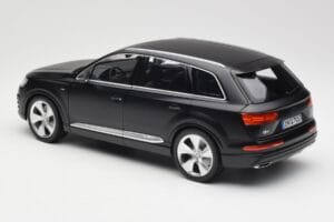 Audi Q7 4M Preto Mate Minichamps 1:18 110014001 Metal - imagem 7 de 8