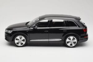 Audi Q7 4M Orca Black Minichamps 1:18 5011407625 Metal - imagem 4 de 8