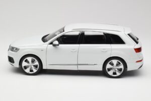 Audi Q7 4M Branco Minichamps 1:18 110014000 Metal - imagem 4 de 8