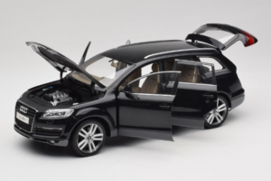 Audi Q7 Preto Kyosho 1:18 09221BK Metal - imagem 2 de 8