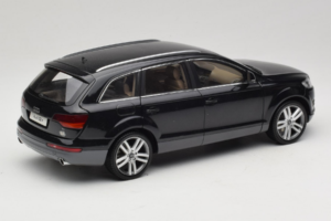 Audi Q7 Preto Kyosho 1:18 09221BK Metal - imagem 3 de 8
